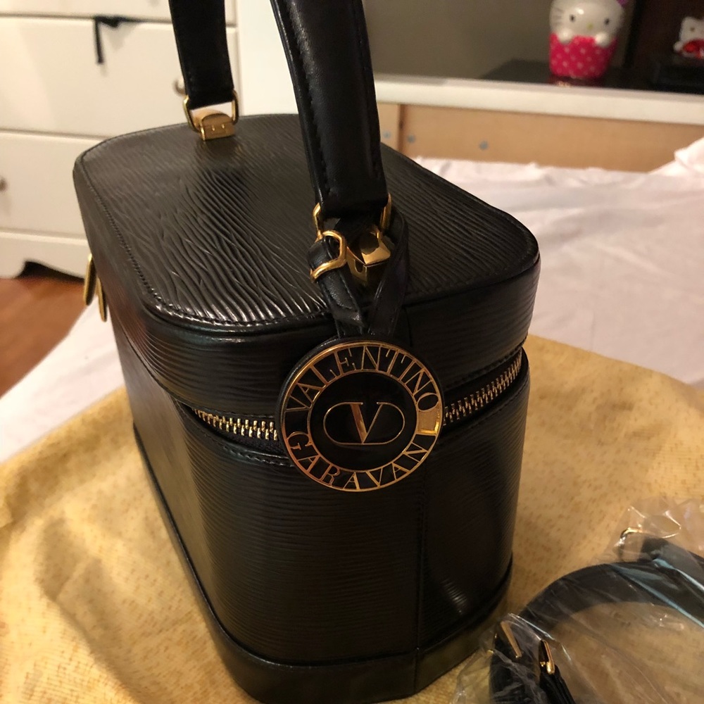 ✨Sold✨Valentino Garabani✨Cosmetic black✨
